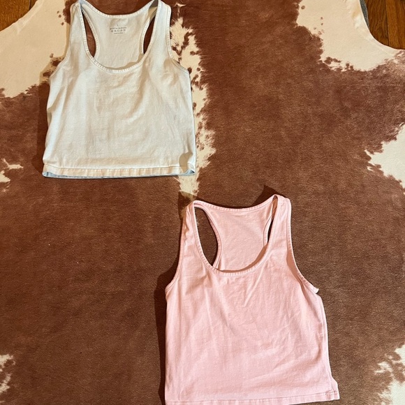 Bundle of tank tops 
size medium - Picture 4 of 4